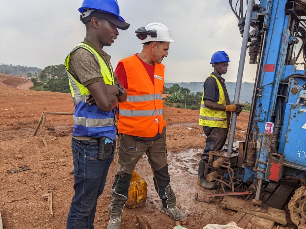 GEOSURVEY field team with drilling rig on site